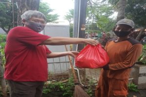 CSR pemberian sembako ke warga sekitar DCC Indonesia Supplier kimia powder
